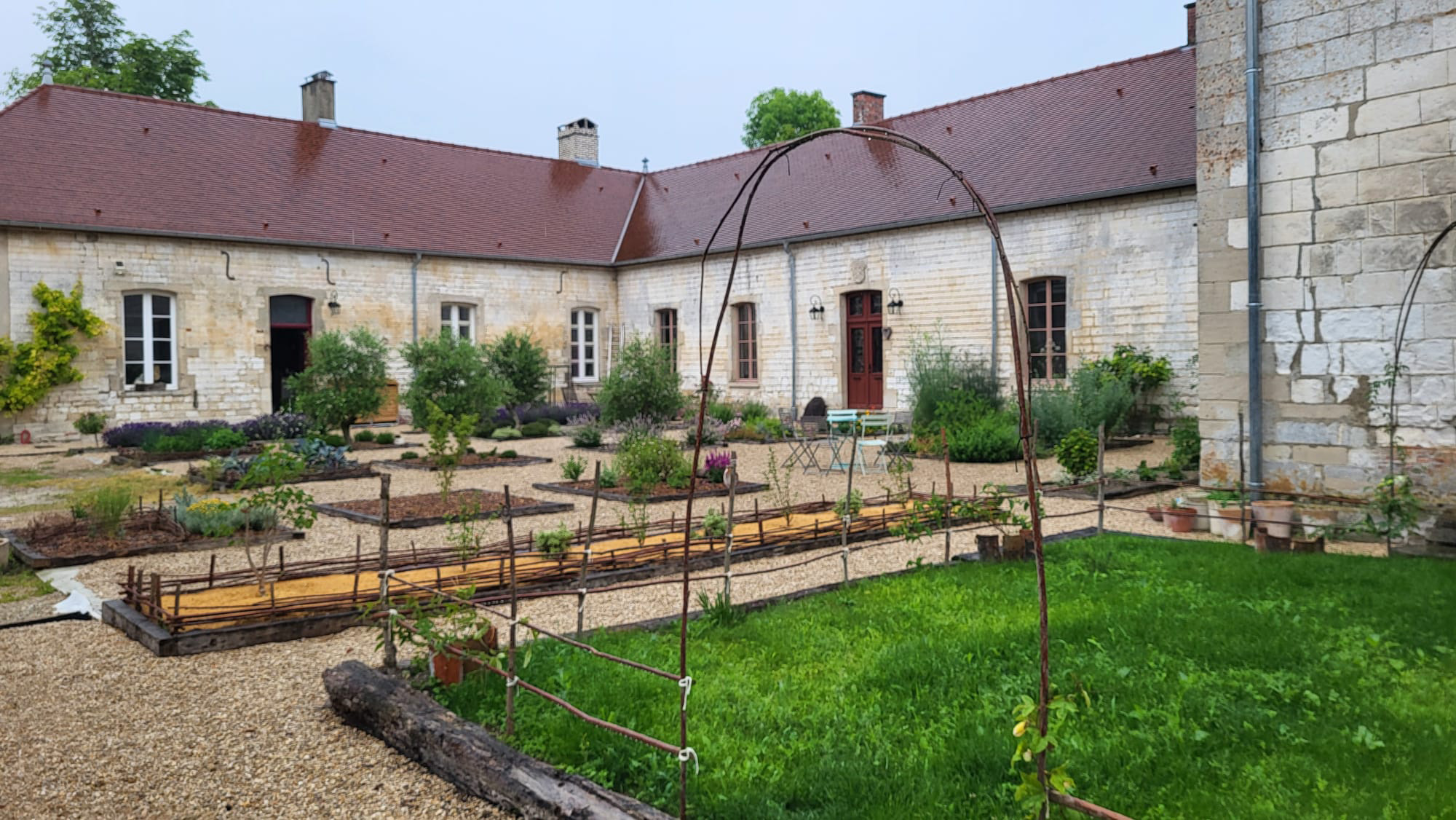 La cour d’honneur et la basse-cour du Domaine de Somsois