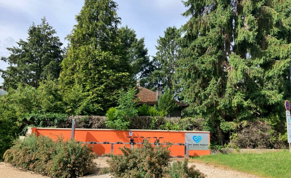 Le futur jardin public vu depuis la rue des Hautains à Saint-Genis-Pouilly