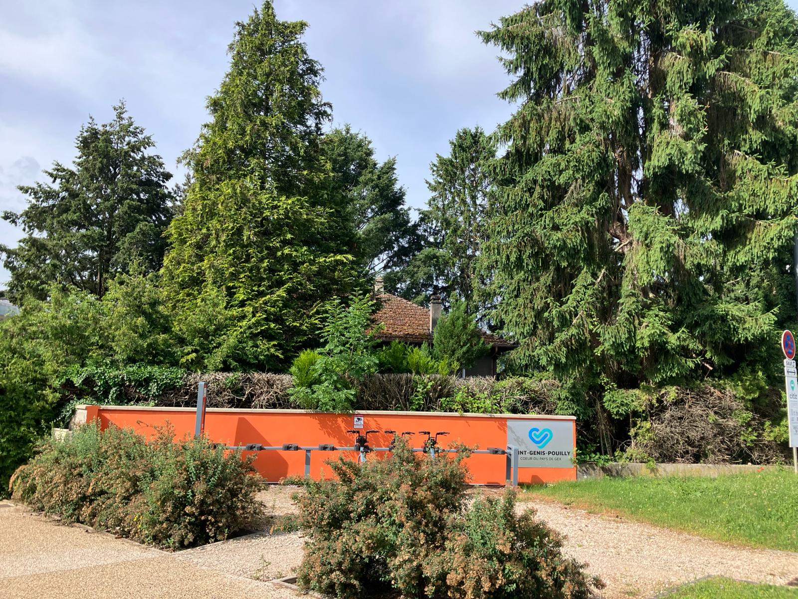 Jardin public de l’espace République à Saint-Genis-Pouilly